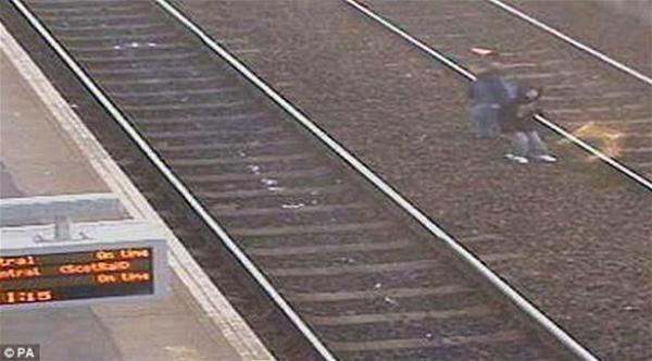  طفلان ينجوان من الدهس بالقطار بفارق ثانية (دايلي ميل) 