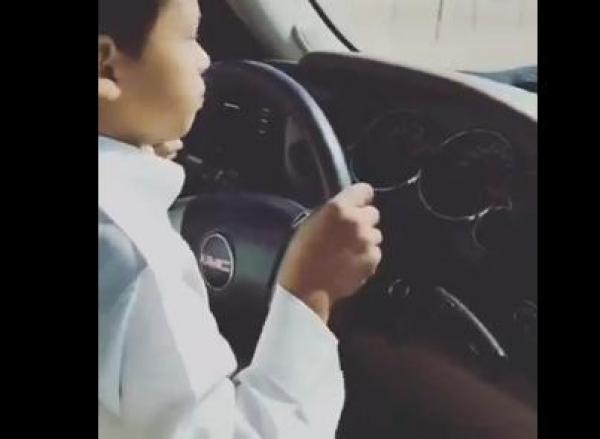 بالفيديو: طفل سعودي يقود سيارة بسرعة 200 كم في الساعة