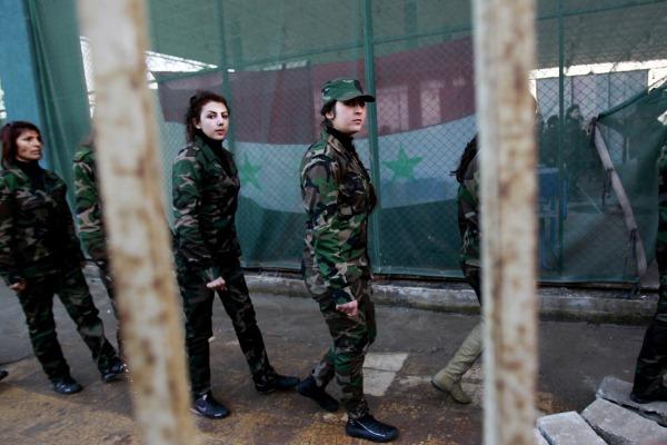 مقلدًا القذافي... لبوات غير محجبات لحماية الأسد!