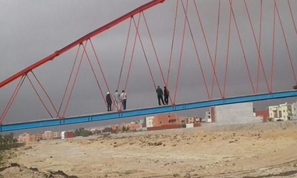 خطير بالصور...5 معطلين "صحراويين" يعتلون جسرا ويهددون السلطات وهذه التفاصيل
