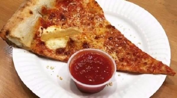 مطعم أمريكي يصنع فطيرة بيتزا من 100 نوع من الجبن
