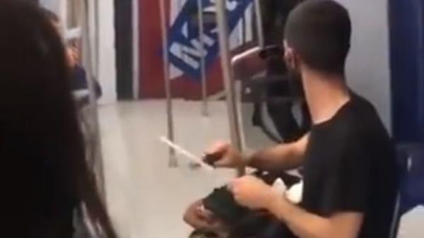 بعد مجزرة نيوزلندا..راكب يشحذ سكينا كبير الحجم يثير الهلع في مترو مدريد (فيديو)