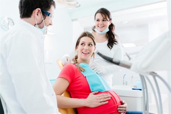 معلومات هامة للمرأة الحامل التي تنوي زيارة طبيب الأسنان