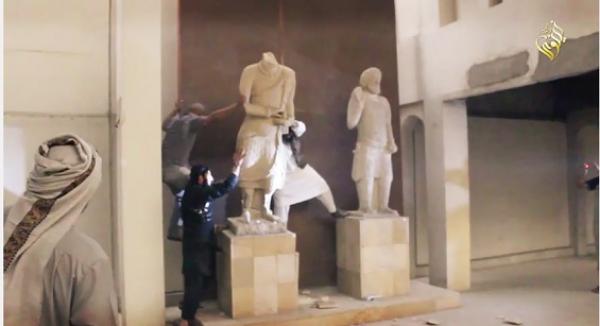بالصور و الفيديو: داعش يهدم تماثيل تعود لآلاف السنين