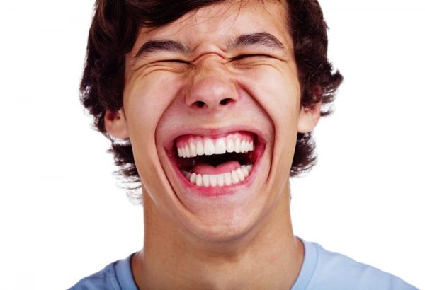 الضحك أفضل حماية للدماغ والقلب