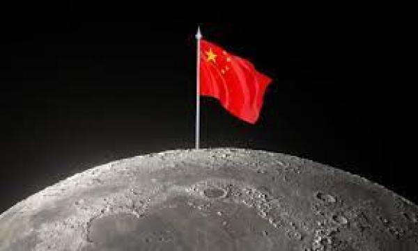 الصين تطلق مركبة فضائية لجمع عينات من الجانب البعيد من القمر