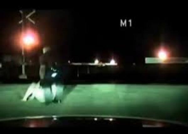 بالفيديو .. شرطي ينقذ فتاة قبل انتحارها بلحظات