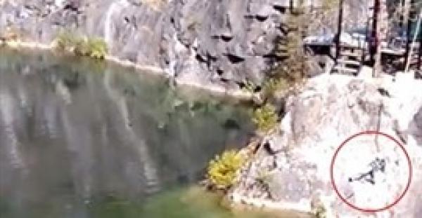 بالفيديو.. لحظة اصطدام فتاة بالصخور بعد قفزة مجنونة