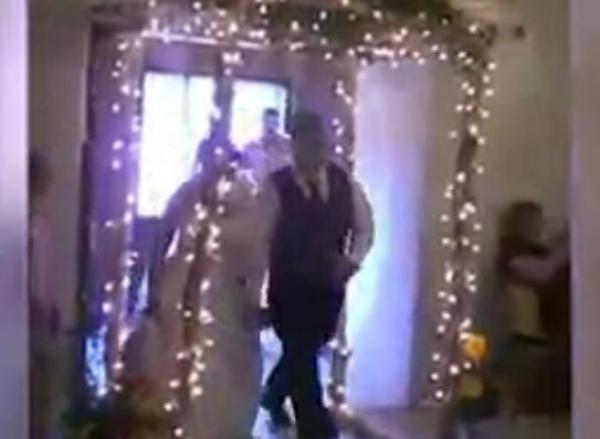 بالفيديو: موقف محرج لعروس لحظة دخولها قاعة حفل زفافها