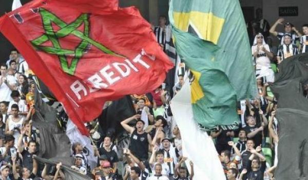أنصار أتلتيكو مينيرو يودعون فريقهم رافعين العلم المغربي