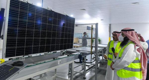 السعودية بدأت "تأكل" ثمار انفتاحها على العالم.. تدشين أكبر مصنع لإنتاج ألواح الطاقة الشمسية في الشرق الأوسط وشمال إفريقيا