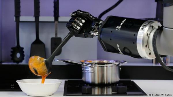 روبوت ألماني يطبخ ويعد الطعام!