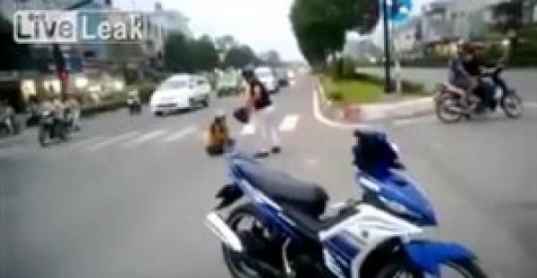 بالفيديو.. شاب يركل صديقته في وجهها بعد سقوطهما من الدراجة