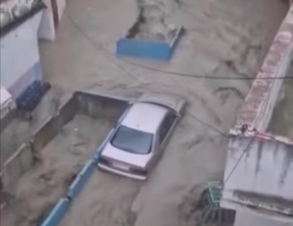 بالفيديو..أمطار غزيرة "تُغرق" شوارع طنجة والسيول تجرف سيارات المواطنين
