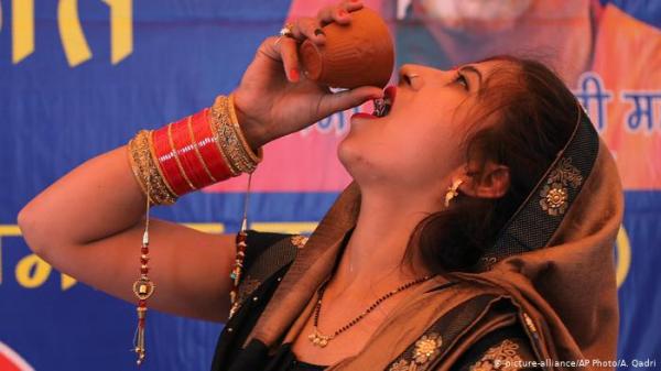 الهند.. شرب بول البقر في حفلة للوقاية من فيروس كورونا!
