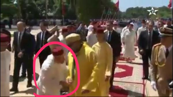 بالفيديو : بعد تداول أنباء عن إلغاء تقبيل يد الملك .. محمد السادس يمنع وزير الأوقاف من تقبيل يده