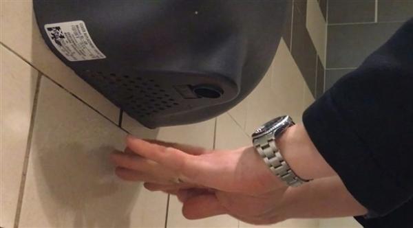 لهذا السبب لا تستخدم مجففات الأيدي في الحمّامات العامة