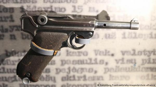 لص كولومبي يستخدم مسدسا للسرقة قيمته أكبر من قيمة المسروقات