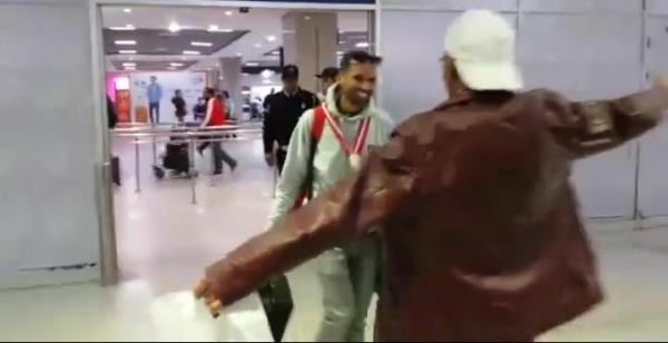 عداء مغربي رفع العلم الوطني وحصل على ذهبيتين بتونس..لم يجد بمطار الدارالبيضاء أي مسؤول في استقباله (فيديو)