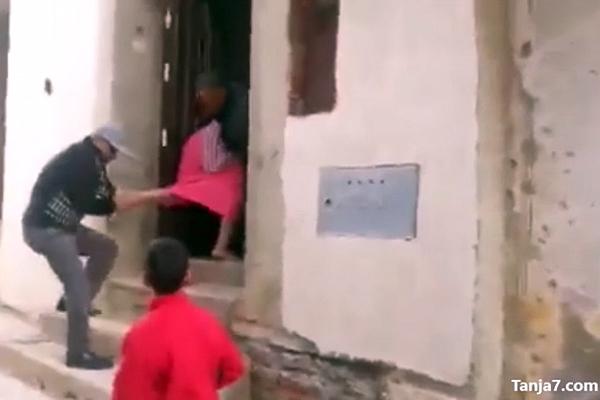 طنجة : بسبب رفضها زواجه من أخرى ، رجل يعتدي بطريقة بشعة على زوجته أمام الجيران (فيديو)