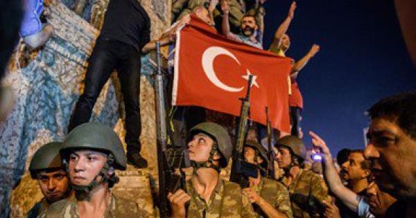 تركيا تبطل 10 آلاف جواز سفر لمنع بعض الموظفين من مغادرة البلاد