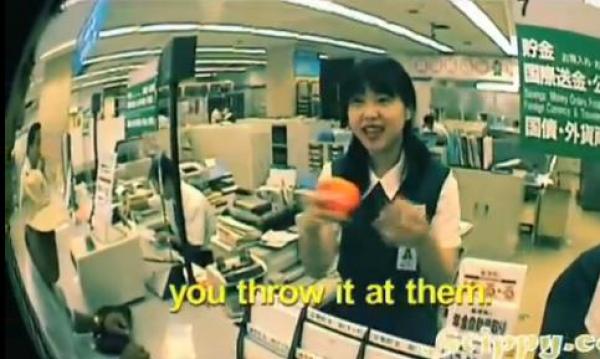 بالفيديو: طابات برتقالية لمكافحة السرقة في اليابان