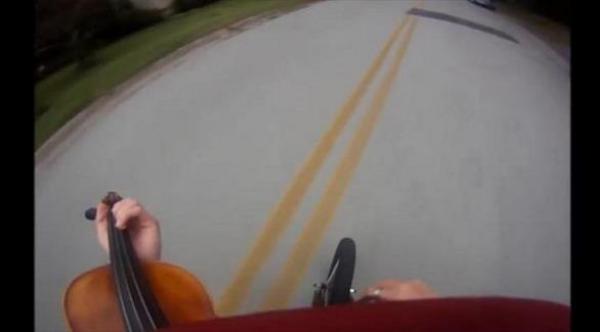 بالفيديو: أمريكي يعزف على الكمان أثناء ركوبه دراجته الهوائية