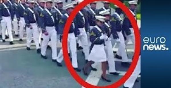بالفيديو.. طالبة في أكاديمية عسكرية تنشغل بالموبايل أثناء حفل التخرج