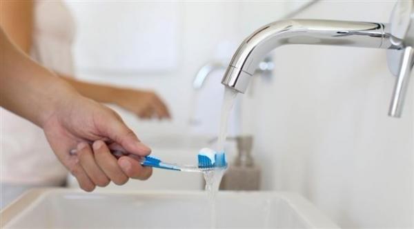 هل يجب بَلْ فرشاة الأسنان قبل أو بعد وضع المعجون؟