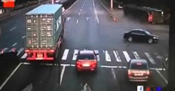 بالفيديو.. سيارة تكسر إشارة المرور وتتسبب في انقلاب شاحنة ضخمة