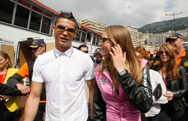 رونالدو يصل إلى سباق موناكو رفقة صديقته الجديدة