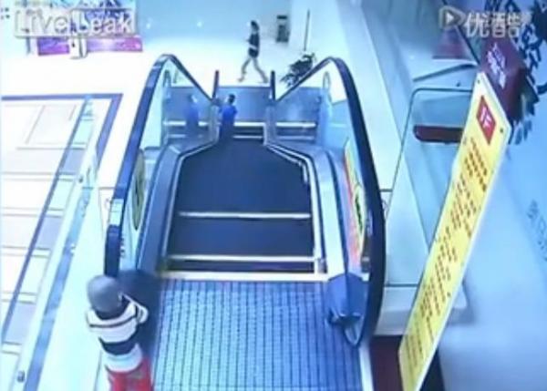 بالفيديو: طفل صيني يسقط من الطابق الثاني لمركز تجاري