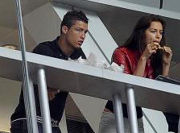 صور : رونالدو يؤجج غضب جماهير مدريد بسبب تقبيله صديقته رغم الهزيمة أمام سرقسطة 