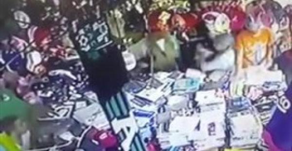 بالفيديو.. لحظة سرقة رجل محل ملابس بمساعدة زوجته بالقنيطرة