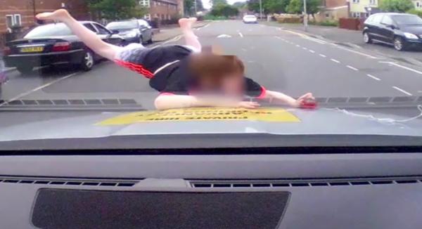 بالفيديو: نهض وتابع طريقه بعد أن قذفته سيارة في الهواء