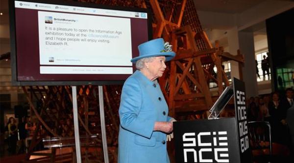 ملكة بريطانيا تدخل التاريخ مع إرسال أول تغريدة لها