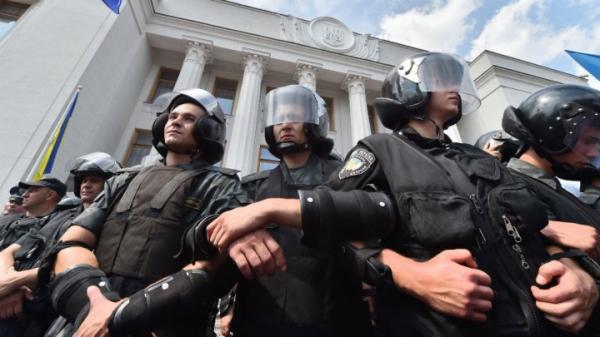 أوكرانيا: انفجار أمام البرلمان خلال التصويت على منح الانفصاليين حكما ذاتيا