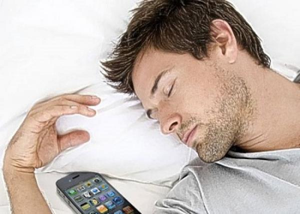 خطر النوم بجانب الهاتف المحمول خصوصا اللذين يستخدمونه كساعة منبه