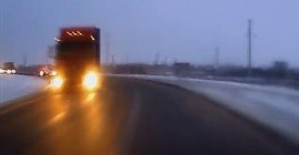 بالفيديو.. سيارة تتعرض لحادث تصادم بسبب الثلج في روسيا