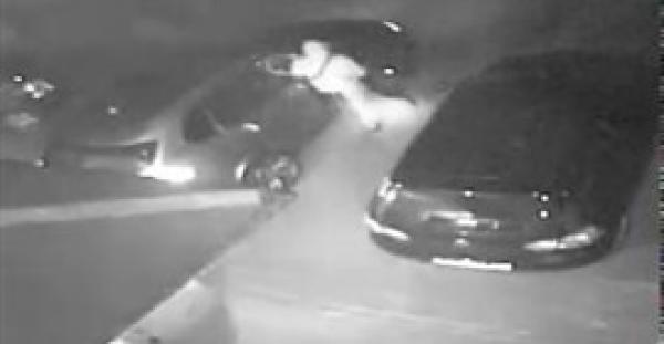 بالفيديو.. لحظة سرقة سيارة «BMW» من أمام منزل صاحبها