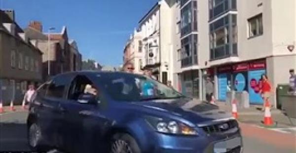 امرأة تقتحم ماراثون جري بسيارتها (فيديو)