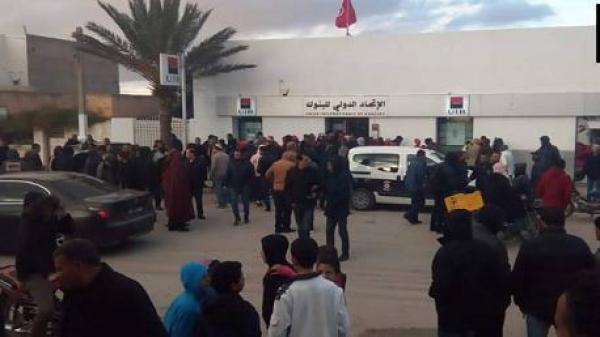 تونس.. مجموعة مسلحة تسطو على فرع أحد البنوك وتقتل شقيق مسؤول كبير في الجيش