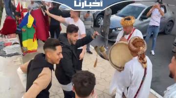 الجماهير المغربية ترقص على إيقاع الرگادة قبيل انطلاق مبارة المغرب والجزائر