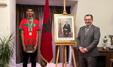 استقبال حافل لنجم أشبال الأطلس "زكرياء وزان" بالقنصلية المغربية بأمستردام(صور)
