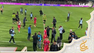جماهير الوداد ترشق اللاعبين بالقنينات بعد التعادل أمام يوسفية برشيد
