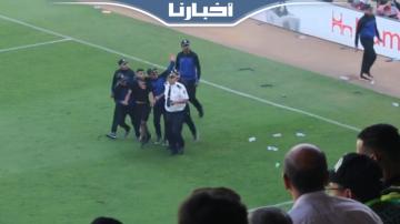 الأمن يعتقل مشجعا عسكريا اقتحم الملعب وحاول الاعتداء على جماهير الرجاء