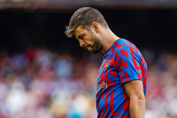 "بيكيه" يفاجئ عشاق نادي برشلونة بقرار اعتزاله نهائيا