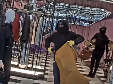 لحظة سطو مسلح على متجر أمريكي فاخر في وضح النهار(فيديو)
