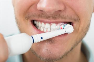 دراسة حديثة: تنظيف الأسنان عامل مهم لإطالة العمر