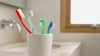 خبراء يحذرون من عواقب تخزين فراشي الأسنان في الحمام